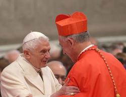 Le nouveau cardinal john dew felicite par sasaintete emrite benoit xvi le 14 fevrier 2015