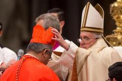 Sa saintete francois remet la barrette de cardinal a mgr mafi le 14 fevrier 2015